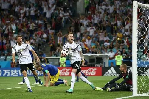  沙尔克04历史性降级引发球迷抗议潮  