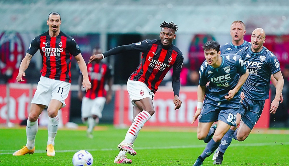  AC米兰防线送礼遭绝杀  