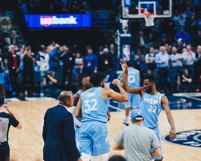  快船双星合砍80分力克爵士  