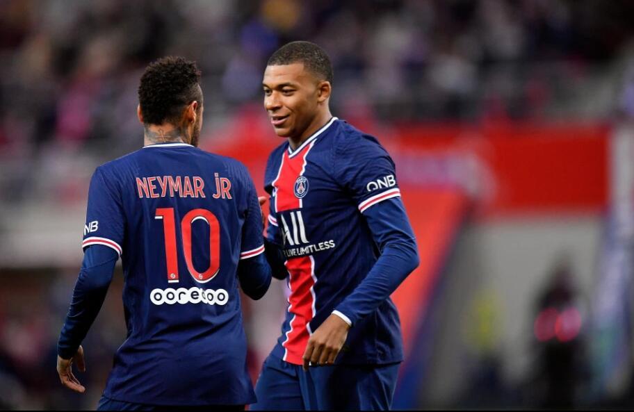  巴黎圣日耳曼客场完胜里昂巩固榜首位置